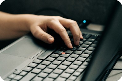 Une main sur un clavier. L'utilisateur se demande si c'est le bon moment pour installer une mise à jour de système ou non.