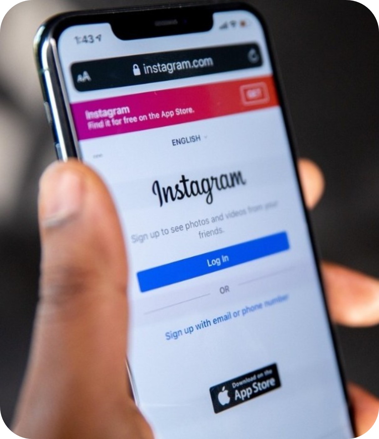 Téléphone ouvert sur Instagram.