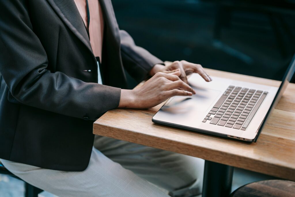 Une femme utilisant le pavé tactile, ou trackpad, sur son ordinateur portable.